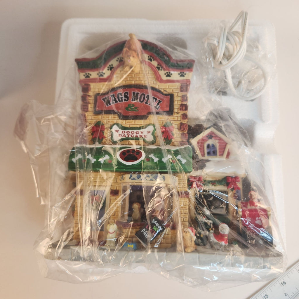 Lemax 2022 Wags Motel & Doggy Daycare, Lighted Porcelain Caddington Village