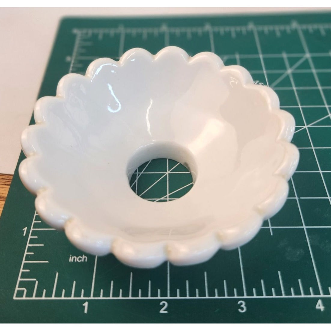 Vintage 2-Tier UL Chandelier 10-Light Ceramic & Metal Scalloped Design 26" H 22" W