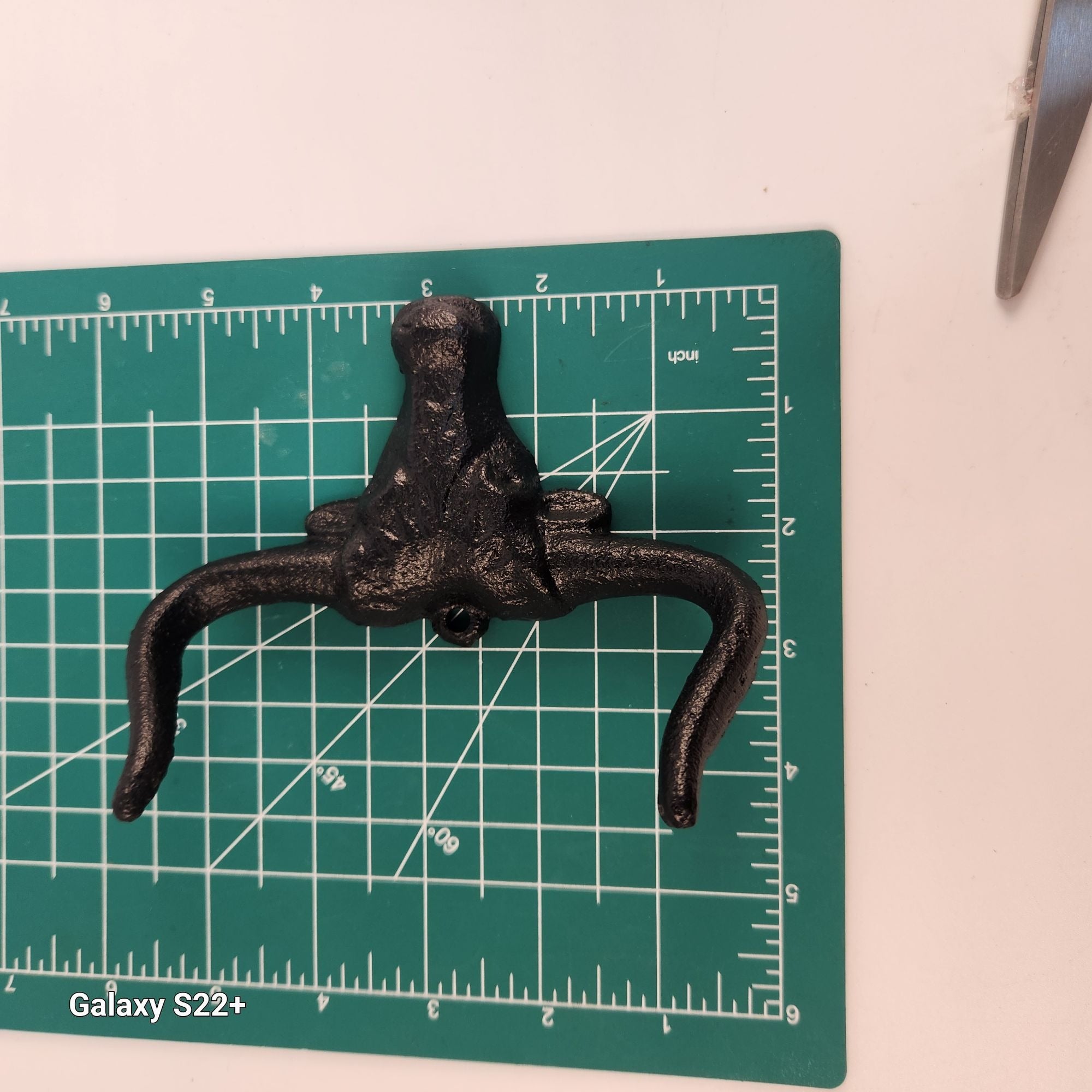 Cast Iron Bull Head Shaped Hat Holder Wall Coat Hook With Rustic Black Finish Decorative Hanger For Western Ranch Or Country Themes